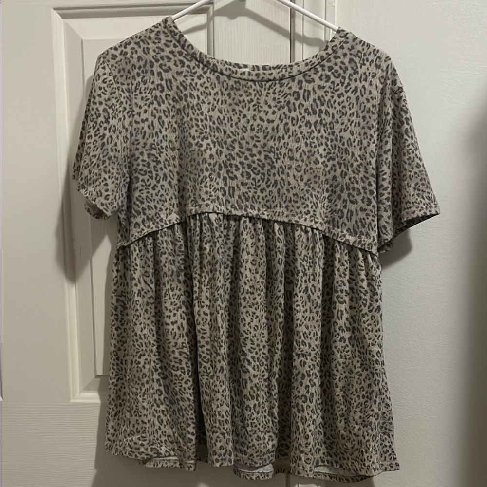 Gray and White Tiered Short Sleeve Blouse
